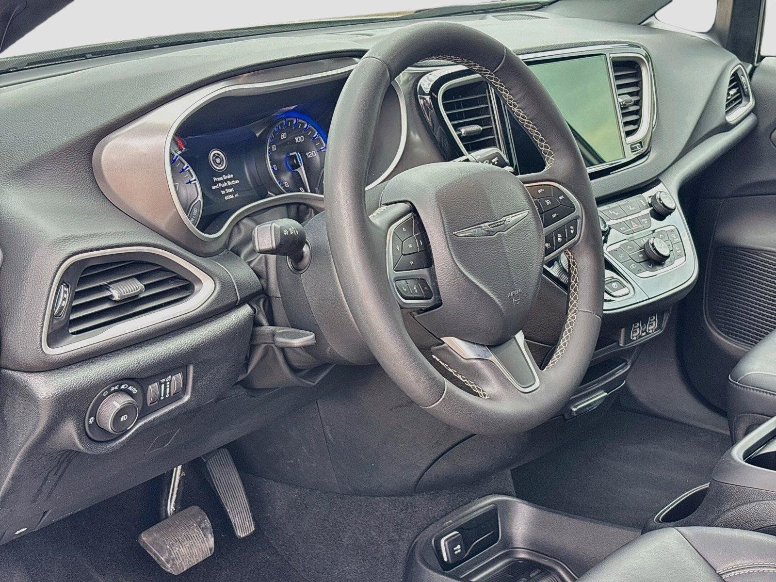 Certified 2025 Chrysler Pacifica Select FWD image 23