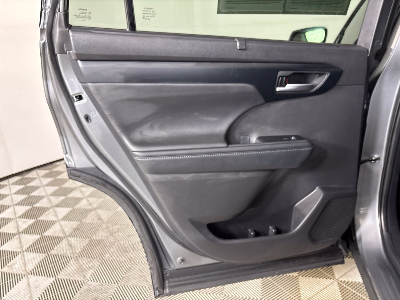 Used 2025 Toyota Highlander XLE FWD image 23
