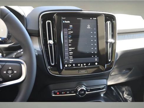 Certified 2025 Volvo XC40 B5 Plus w/ Protection Package Premier image 15