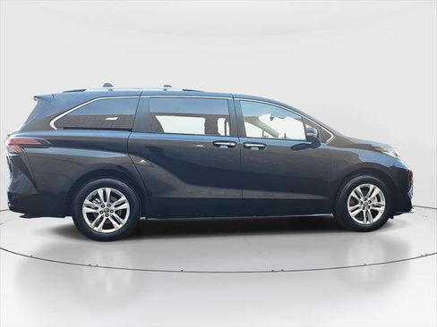 Certified 2022 Toyota Sienna Limited image 4