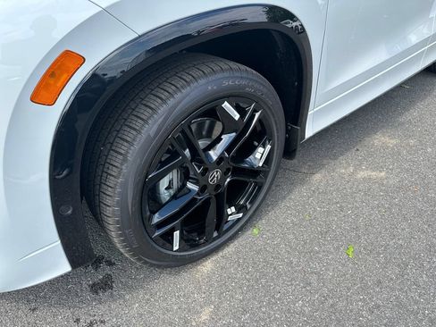 New 2026 Volkswagen Tiguan SE R-Line AWD/4WD image 7