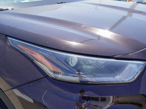 Certified 2021 Toyota Highlander XLE AWD/4WD image 11