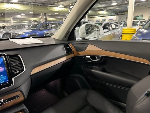 Certified 2024 Volvo XC90 B5 Plus w/ Protection Package Premier image 25