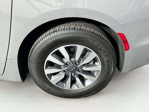 Used 2025 Chrysler Pacifica Select image 11