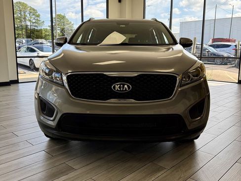 Used 2017 Kia Sorento LX FWD image 2