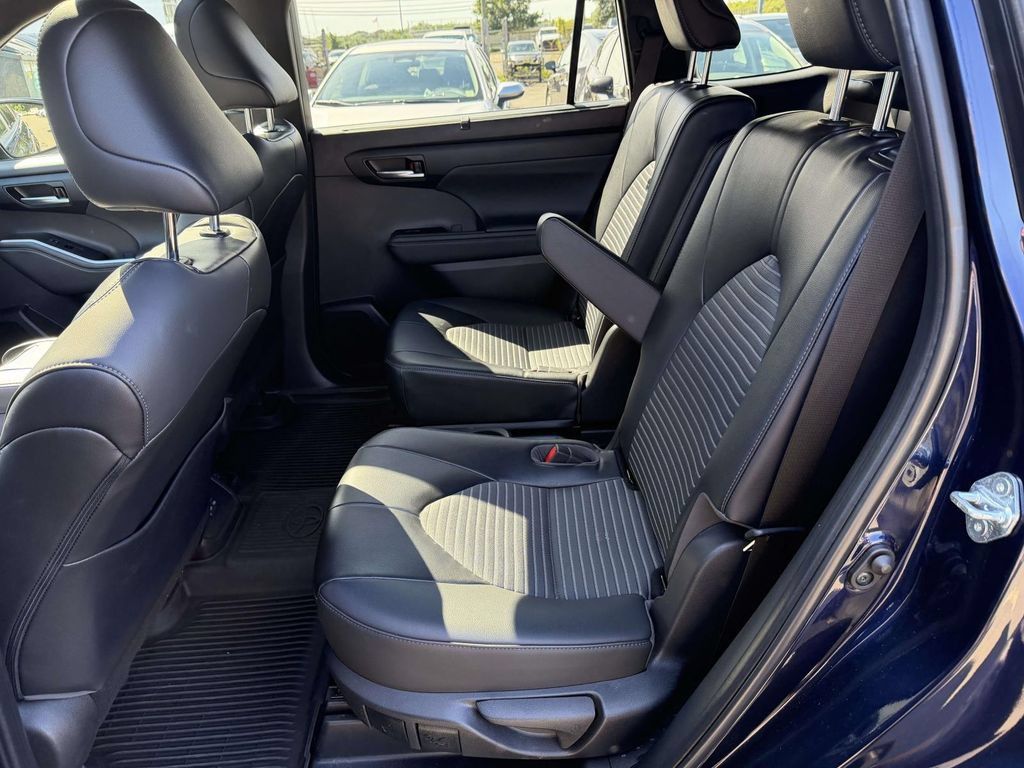 Used 2023 Toyota Highlander XSE AWD/4WD image 18