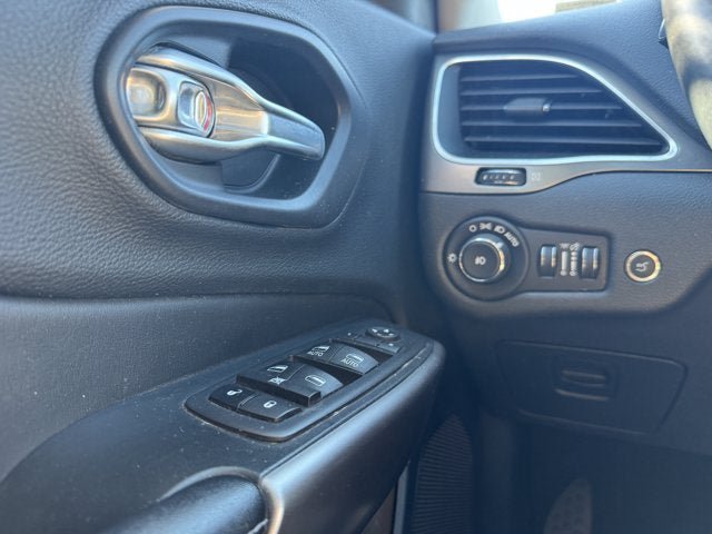 Used 2019 Jeep Cherokee Latitude Plus w/ Comfort/Convenience Group AWD/4WD image 29