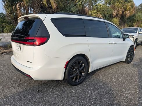 Used 2025 Chrysler Pacifica Limited FWD image 4