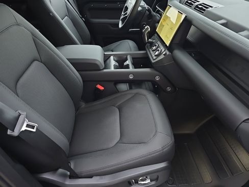 New 2026 Land Rover Defender 130 X-Dynamic SE image 7