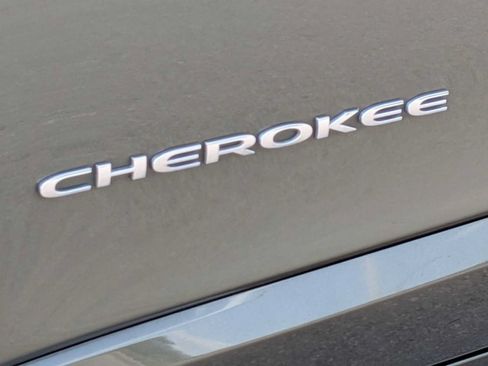 Used 2019 Jeep Cherokee Overland w/ Technology Group AWD/4WD image 10