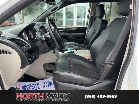 Used 2019 Dodge Grand Caravan SXT FWD image 3