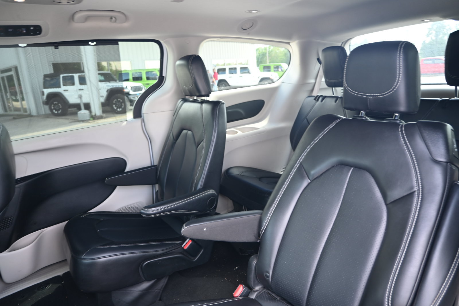 Used 2024 Chrysler Pacifica Touring-L FWD image 23