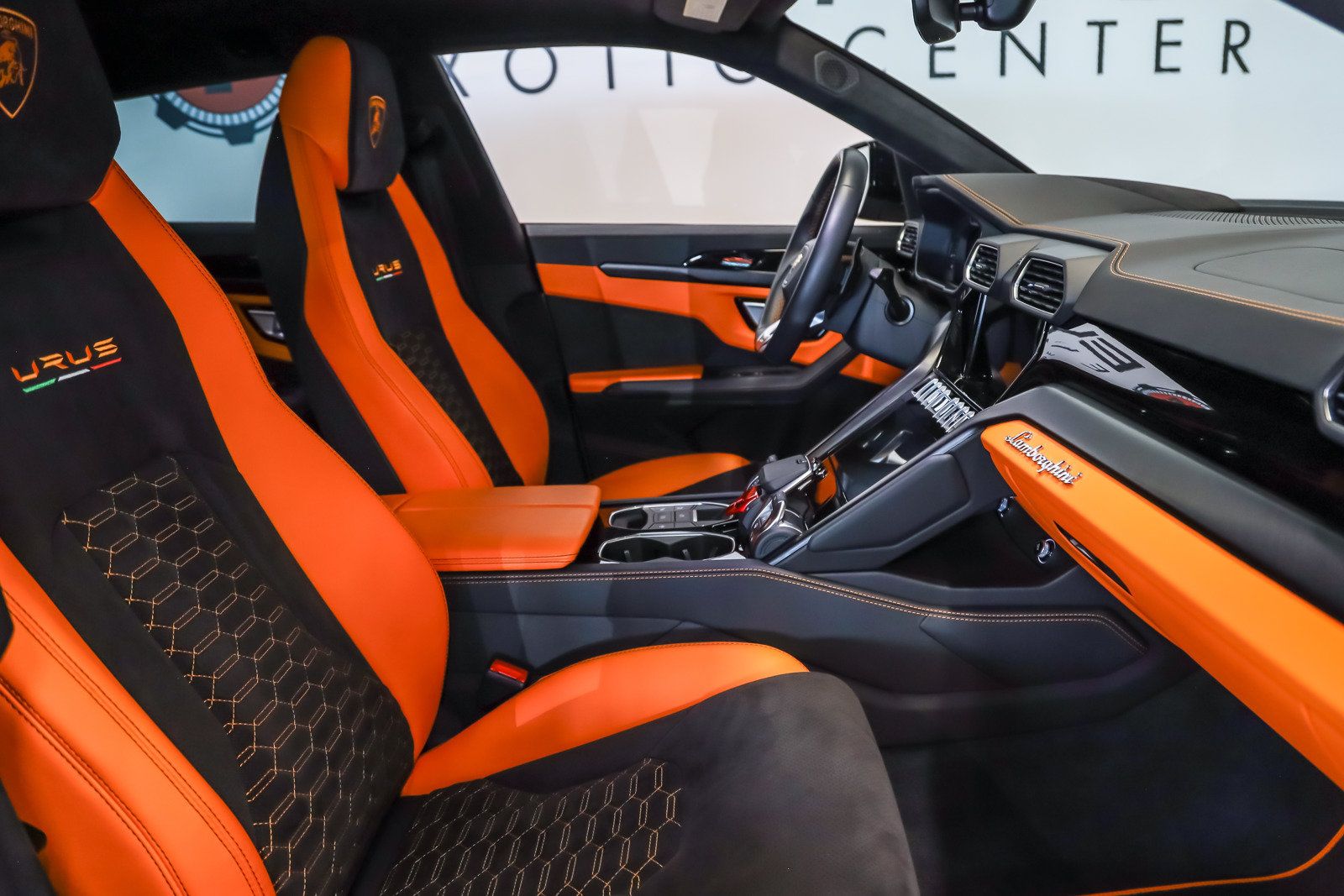 Used 2022 Lamborghini Urus AWD/4WD image 34
