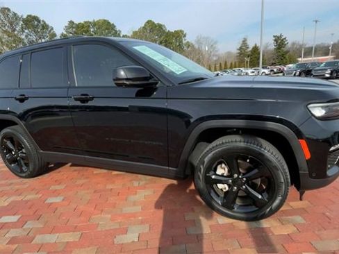 Used 2023 Jeep Grand Cherokee Limited w/ Luxury Tech Group II image 3