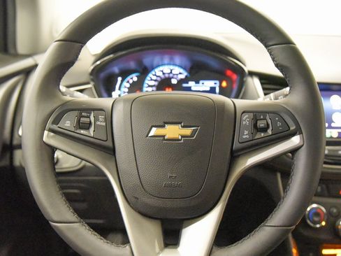 Used 2020 Chevrolet Trax LT w/ LT Convenience Package image 22