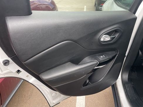 Used 2019 Jeep Cherokee Latitude Plus image 10