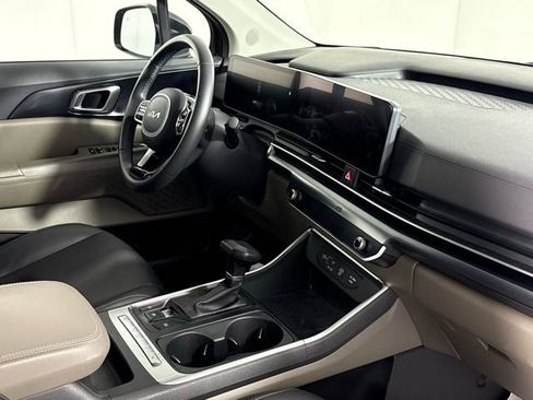 Used 2025 Kia Carnival image 31