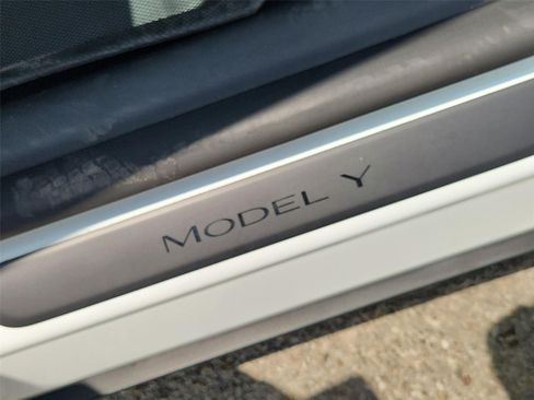 Used 2022 Tesla Model Y Long Range AWD/4WD image 31