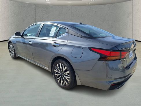 Used 2025 Nissan Altima 2.5 SV w/ SV Premium Package image 3