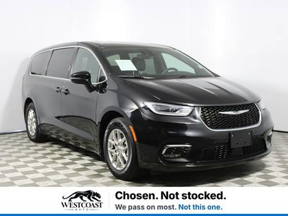 Used 2025 Chrysler Pacifica Select