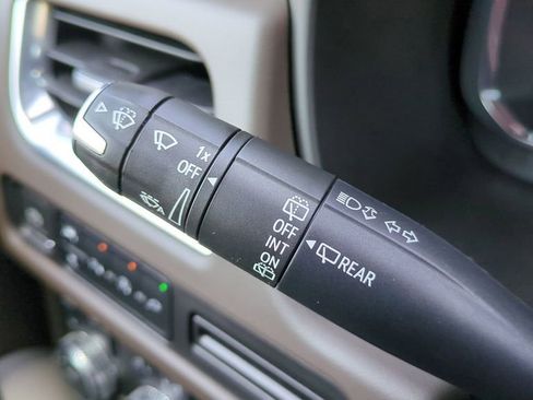 Used 2022 GMC Yukon SLT image 30