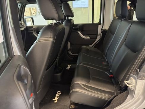 Used 2017 Jeep Wrangler Unlimited Rubicon w/ Connectivity Group AWD/4WD image 11