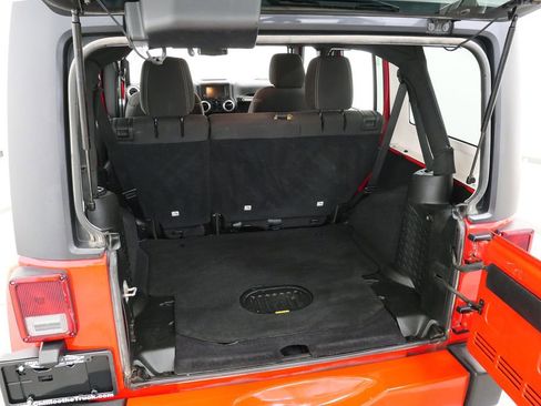 Used 2018 Jeep Wrangler Unlimited Sahara w/ Connectivity Group AWD/4WD image 31