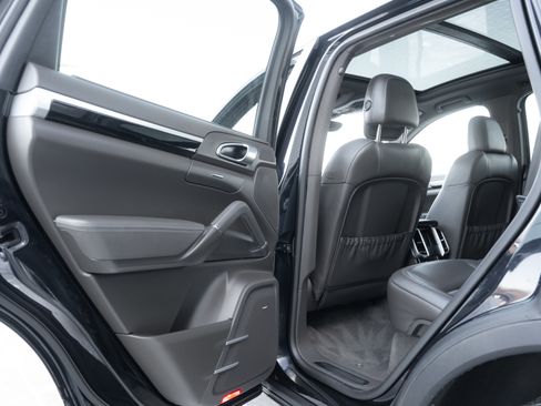 Used 2018 Porsche Cayenne image 30