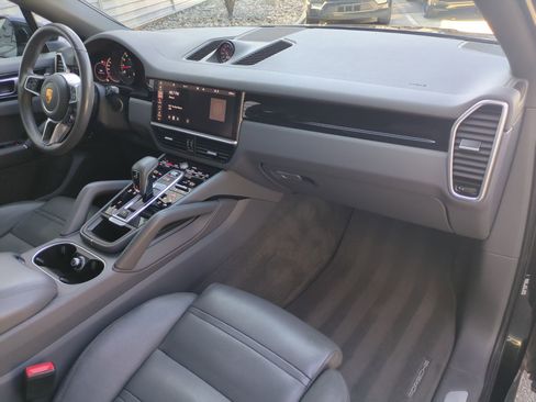 Used 2021 Porsche Cayenne Coupe image 32