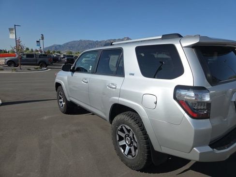 Used 2022 Toyota 4Runner SR5 AWD/4WD image 5