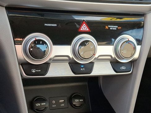 Used 2019 Hyundai Elantra SE w/ Winter Weather Package image 16