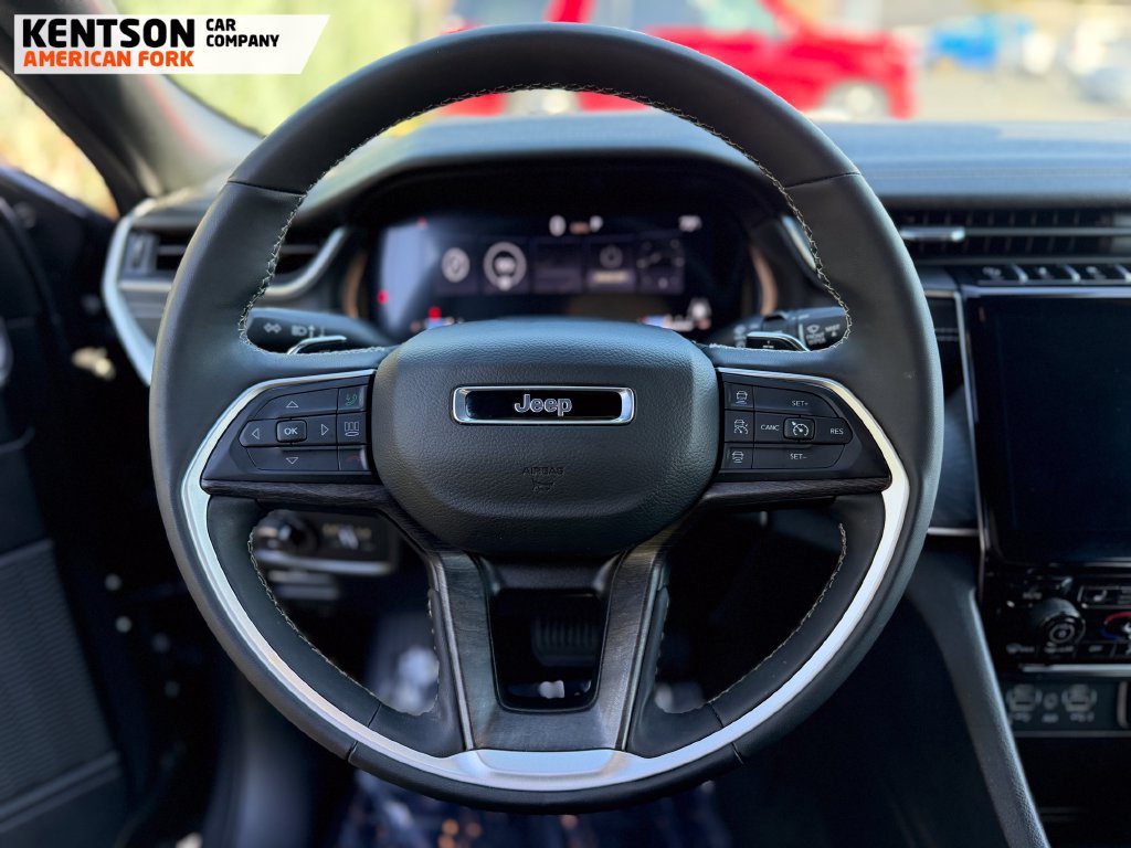 Used 2025 Jeep Grand Cherokee Limited w/ Black Appearance Package AWD/4WD image 14