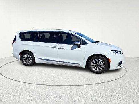 Used 2023 Chrysler Pacifica Limited image 8