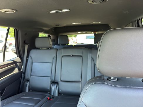 Used 2022 Chevrolet Tahoe Z71 w/ Luxury Package AWD/4WD image 27