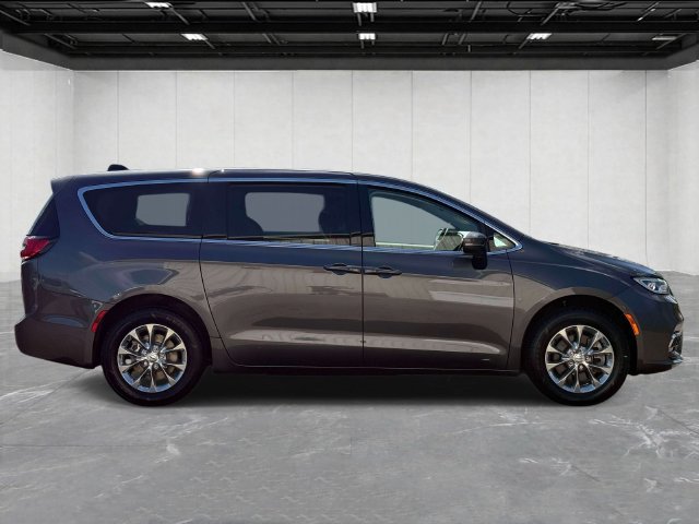 Used 2023 Chrysler Pacifica Touring-L AWD/4WD image 4