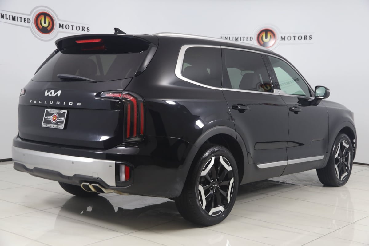 Used 2024 Kia Telluride EX w/ EX Captain's Chair Package FWD image 3