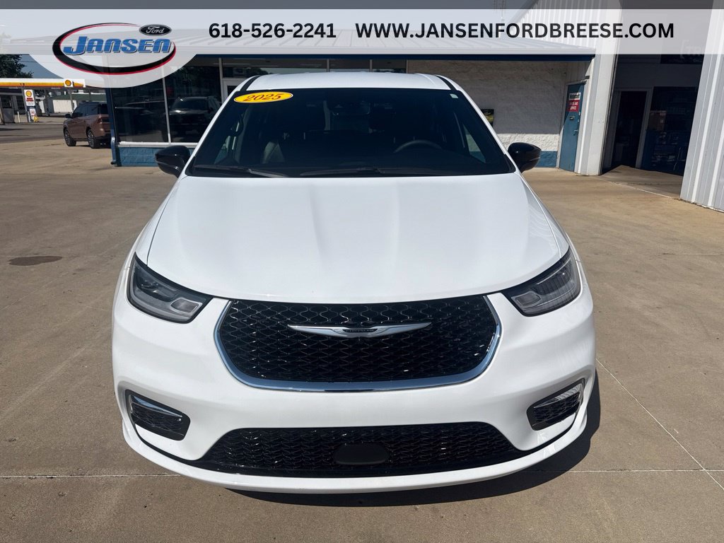 Used 2025 Chrysler Pacifica Select FWD image 2