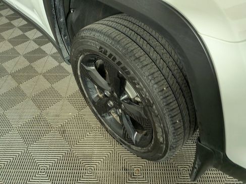 Certified 2024 Jeep Grand Cherokee Altitude image 17