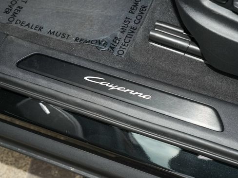 Certified 2025 Porsche Cayenne E-Hybrid AWD/4WD image 21