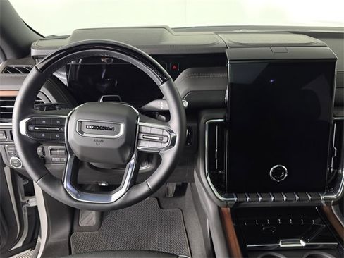 Used 2025 GMC Yukon Denali w/ Denali Reserve Package image 10