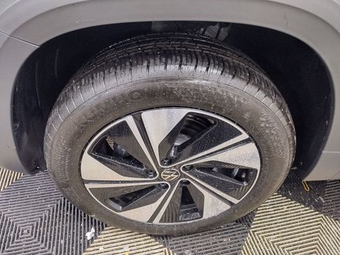 New 2025 Volkswagen Taos SE image 5