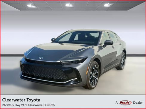 Used 2025 Toyota Crown XLE image 1