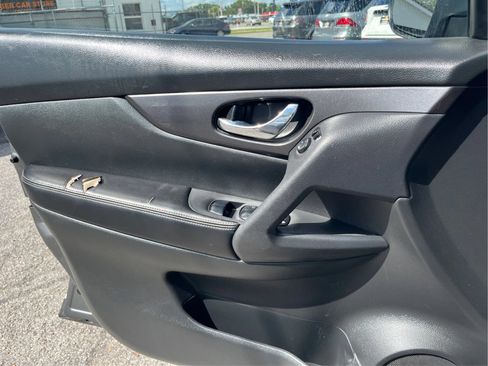 Used 2020 Nissan Rogue SV AWD/4WD image 18