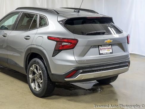 Used 2025 Chevrolet Trax LT FWD image 7