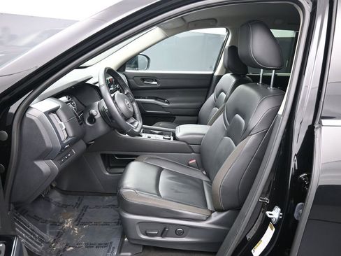 Used 2024 Nissan Pathfinder SL AWD/4WD image 18