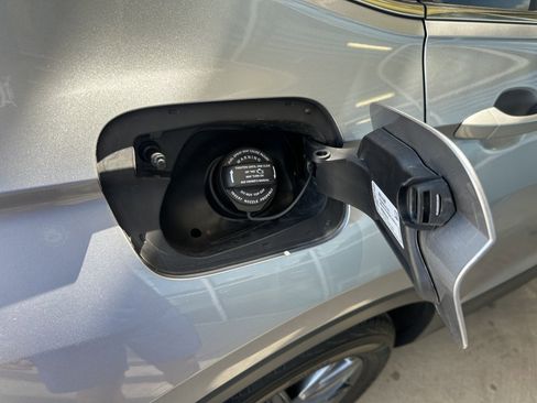 Used 2022 Volkswagen Tiguan SE w/ Panoramic Sunroof Package image 39