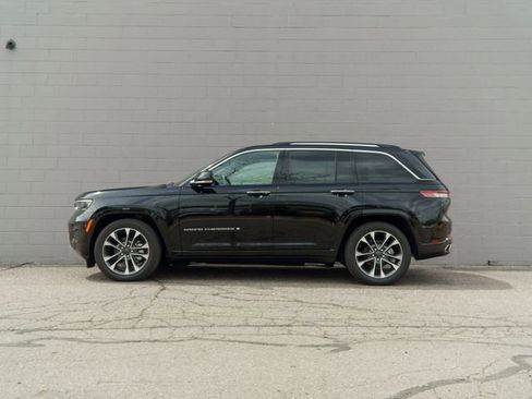 Used 2023 Jeep Grand Cherokee Overland AWD/4WD image 2