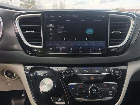Used 2024 Chrysler Pacifica Touring-L image 5