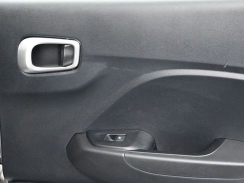 Used 2025 Hyundai Venue SEL FWD image 33