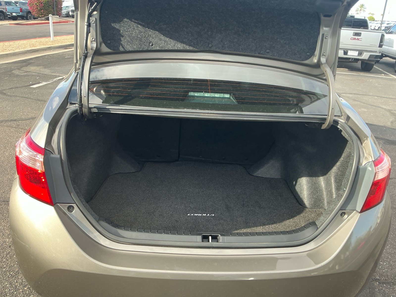 Used 2019 Toyota Corolla LE w/ Carpet Mat Package (TMS) FWD image 32